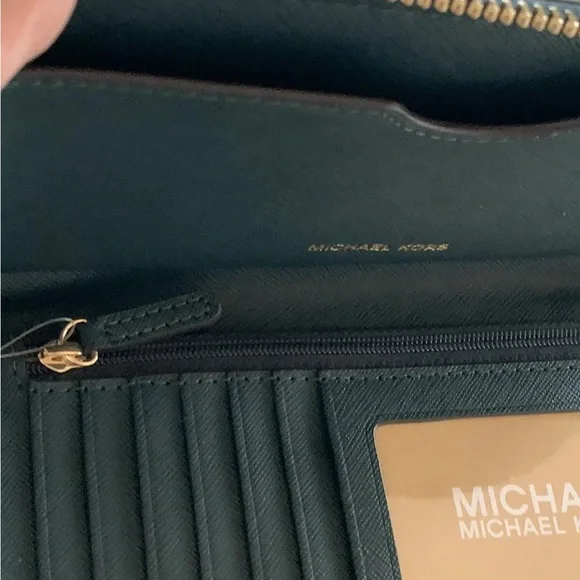 MICHAEL KORS JET SET LARGE FLAT GREEN LEATHER WALLET/WRISTLET PHONE CASE NEW TAG - Picture 10 of 12